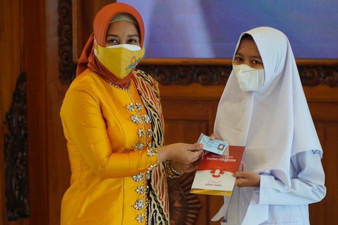 Resepsi Kenegaraan HUT RI, Ning Ita Berikan Bingkisan ke Veteran dan Warga Berulang Tahun