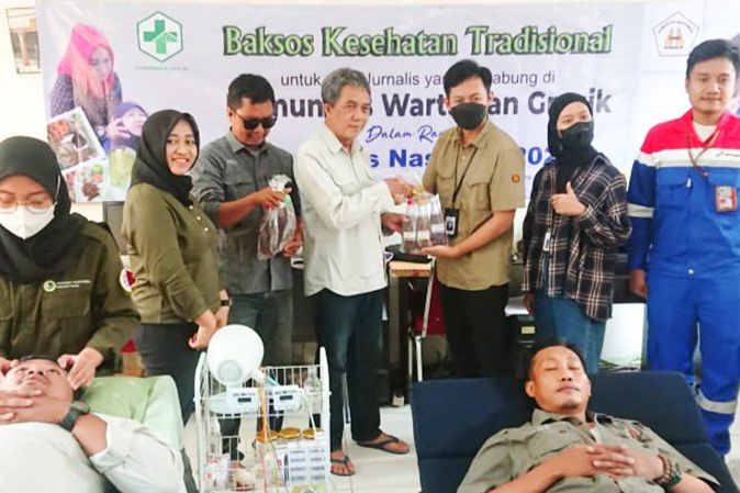 Sambut Hari Pers Nasional, Komunitas Wartawan Gresik Diberi Pengobatan Tradisional Gratis