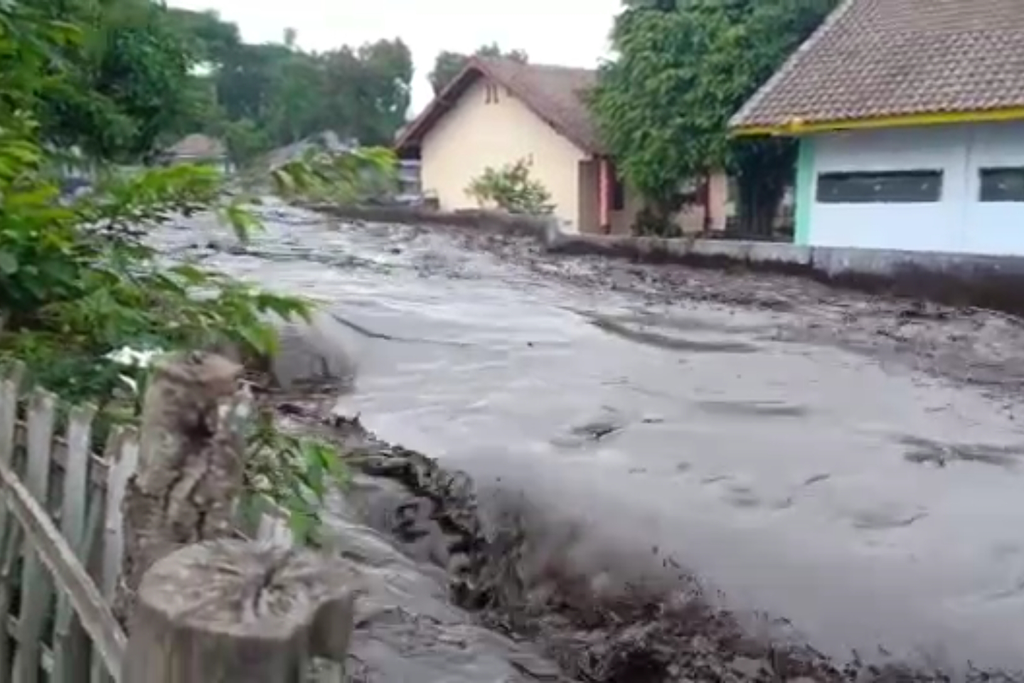 Banjir Bandang Bondowoso Disebabkan Kebakaran di Gunung Raung, 200 KK Mengungsi