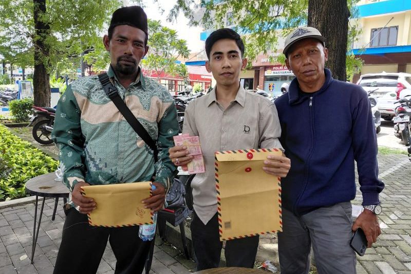 Nelayan Sampang Serahkan Barang Bukti Kasus Penggelapan Uang Ganti Rugi Rumpon ke Polisi