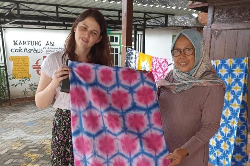 Wisatawan Mancanegara dan Mahasiswa Belajar Membatik di Padat Karya Surabaya