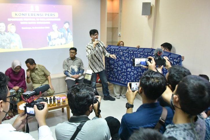 <em>Spontanz Festival in Collaboration with Batik </em>Peragakan Batik Karya Desainer UMKM Surabaya