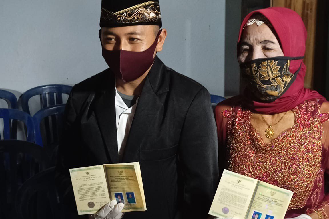 Di Ponorogo Ada Pasangan Pengantin Beda Usia Terpaut 47 Tahun