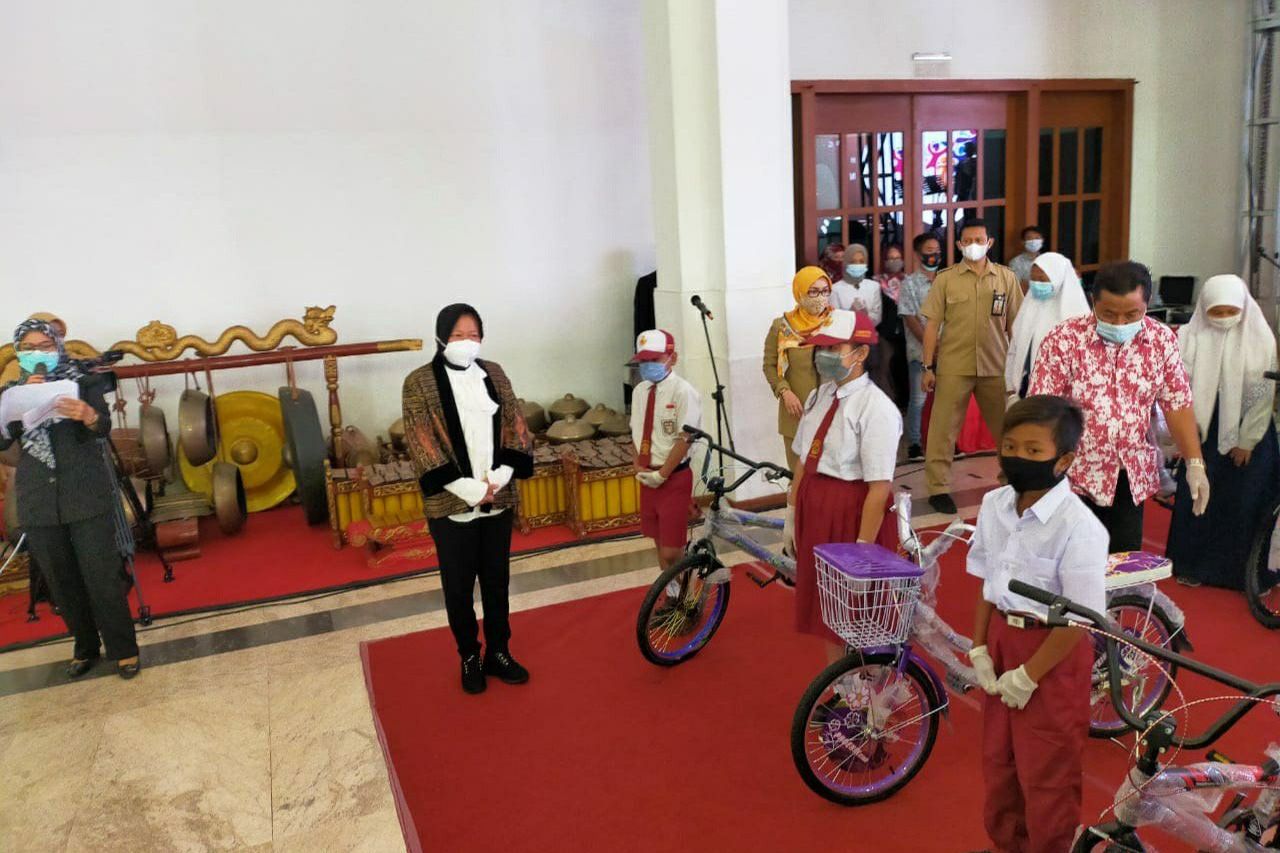 Hari Guru Nasional 2020, Risma Beri Penghargaan dan Bantuan Sepeda