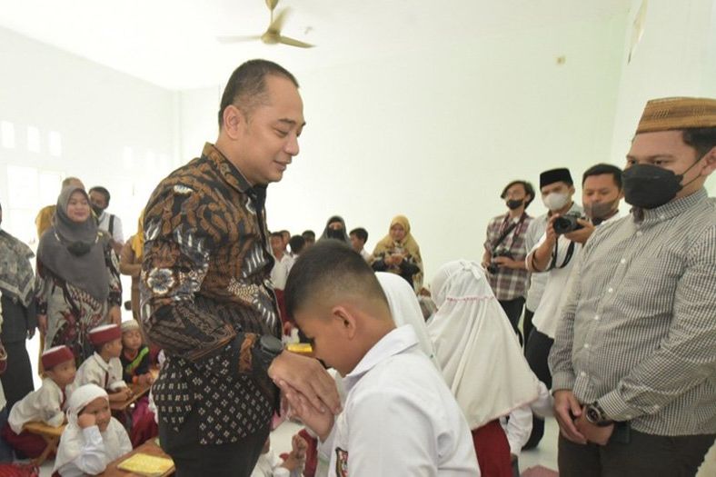 Di SD dan MI Cokroaminoto, Eri Cahyadi Pastikan IMB-nya Seger Keluar