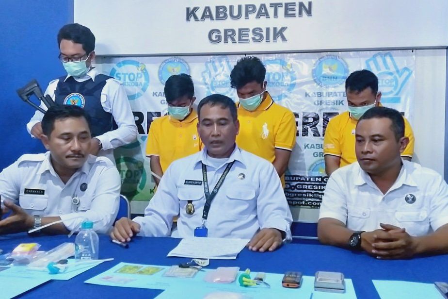 BNNK Gresik Gerebek Peredaran Narkoba di Sebuah Warkop