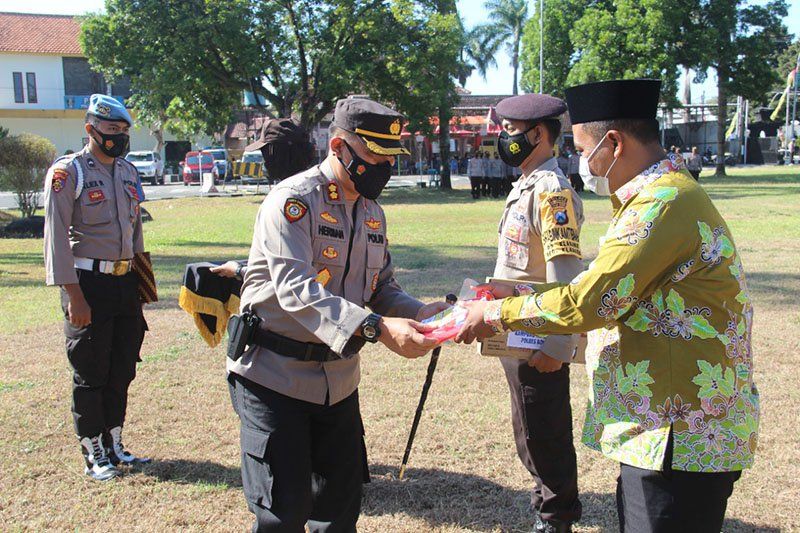 Bagikan Baju Hazmat Hingga Alat Semprot, Polres Bondowoso Perkuat 144 Kampung Tangguh