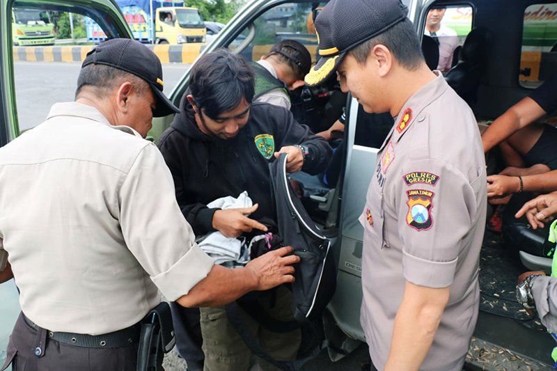 Jelang Laga Final Piala Gubernur, Polisi Gelar Razia dan Ajak Bonek Nobar
