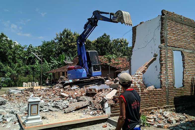 Diduga Ada Pihak Ketiga, Istri di Ponorogo Bongkar Bangunan Rumah Suaminya