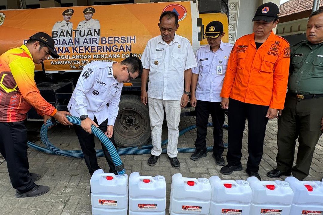Hadapi Kekeringan, Bupati Mojokerto Salurkan 84 Tangki Air Bersih ke Desa Duyung