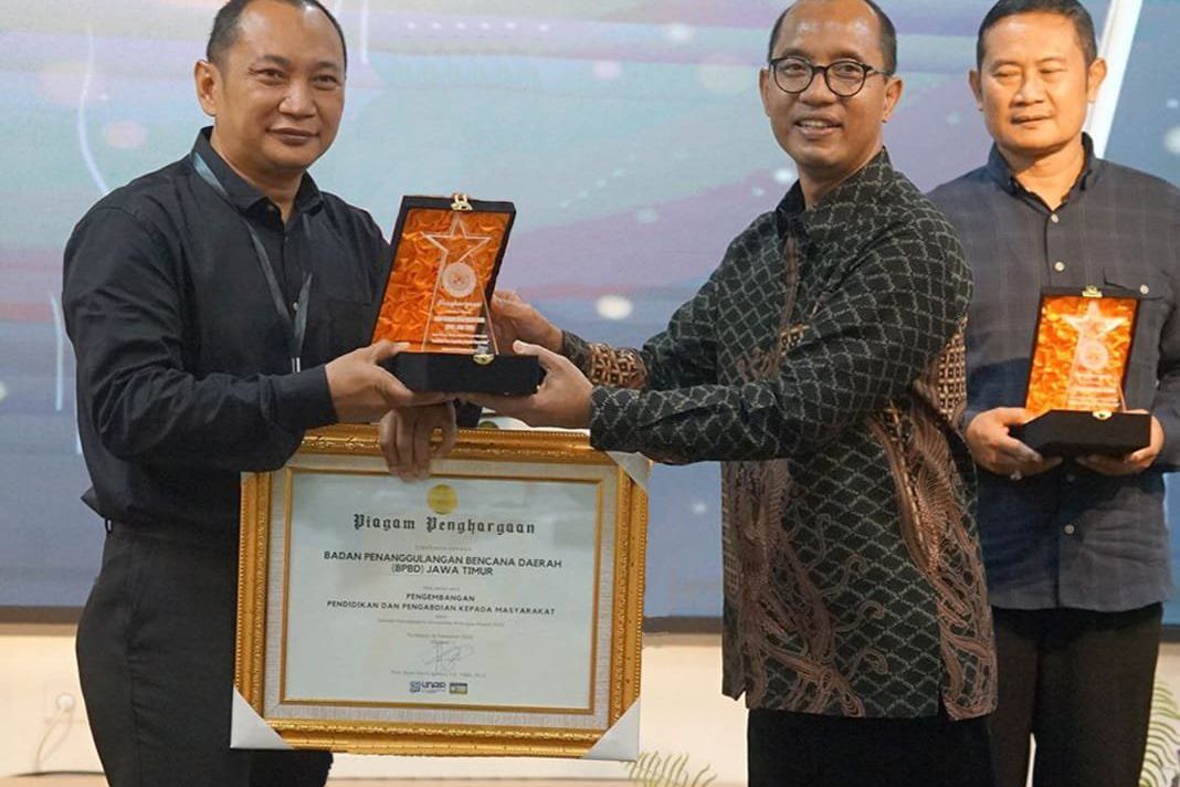 BPBD Jatim Terima Penghargaan Pengembangan Pendidikan dan Pengabdian Masyarakat
