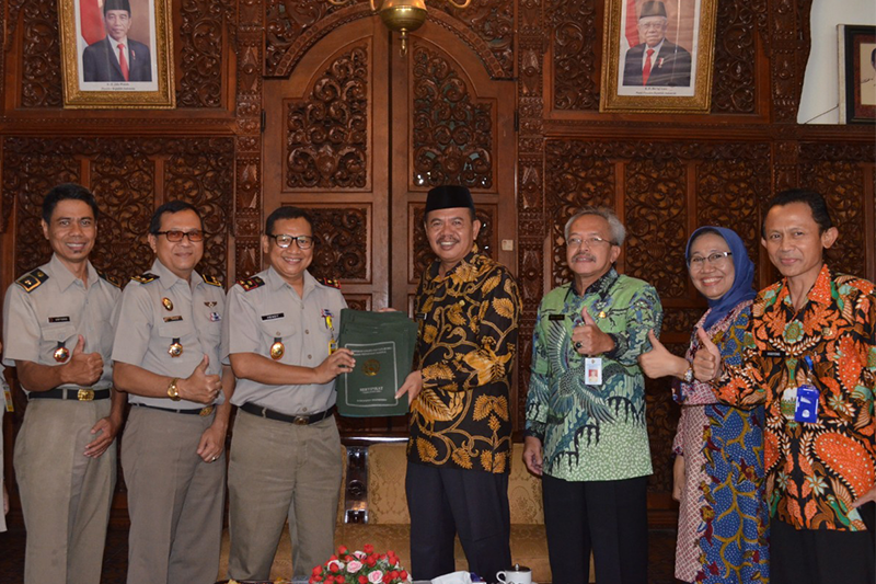BPN Serahkan 28 Sertifikat ke Pemkab Mojokerto