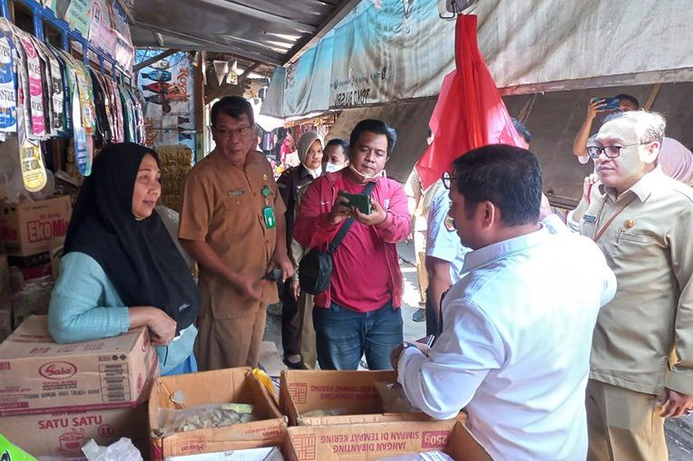 Sidak, Bulog Surabaya Pastikan Stok Beras Medium di Pasar Mojosari Aman