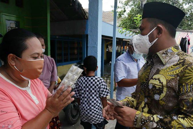 Bupati Gresik Bagikan Paket Obat dan Vitamin Bagi Warga Isoman