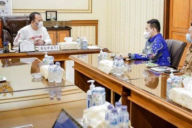Dorong Solidaritas Warga, Bupati Jember Serahkan Seluruh Gaji untuk Warga Terdampak Covid