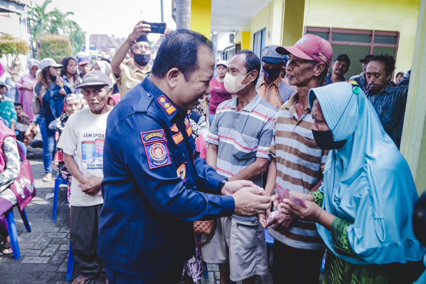 Bupati Jember Kembali Bagikan BLT Bersumber dari DBHCHT di Tiga Desa
