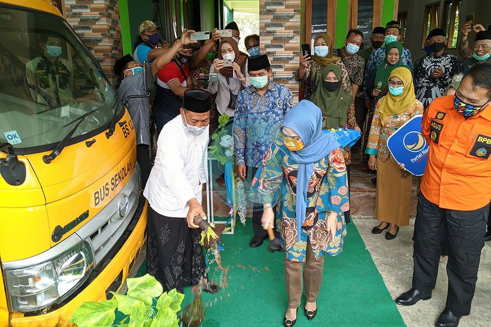 Di Tengah Pandemi, Tiga Ponpes di Ponorogo Dapat Bantuan Bus Sekolah