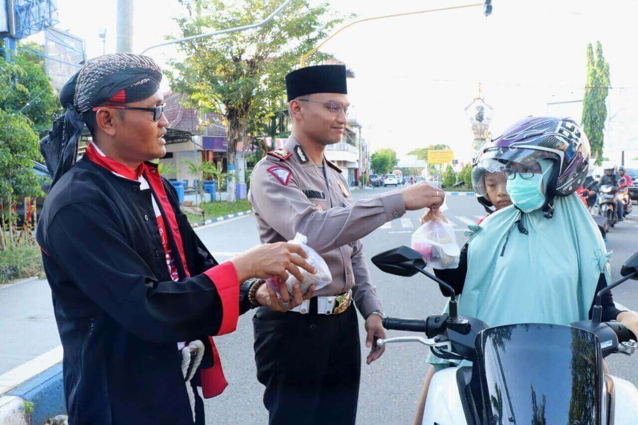 Ada Warok dan Jathil Bagi-bagi Takjil