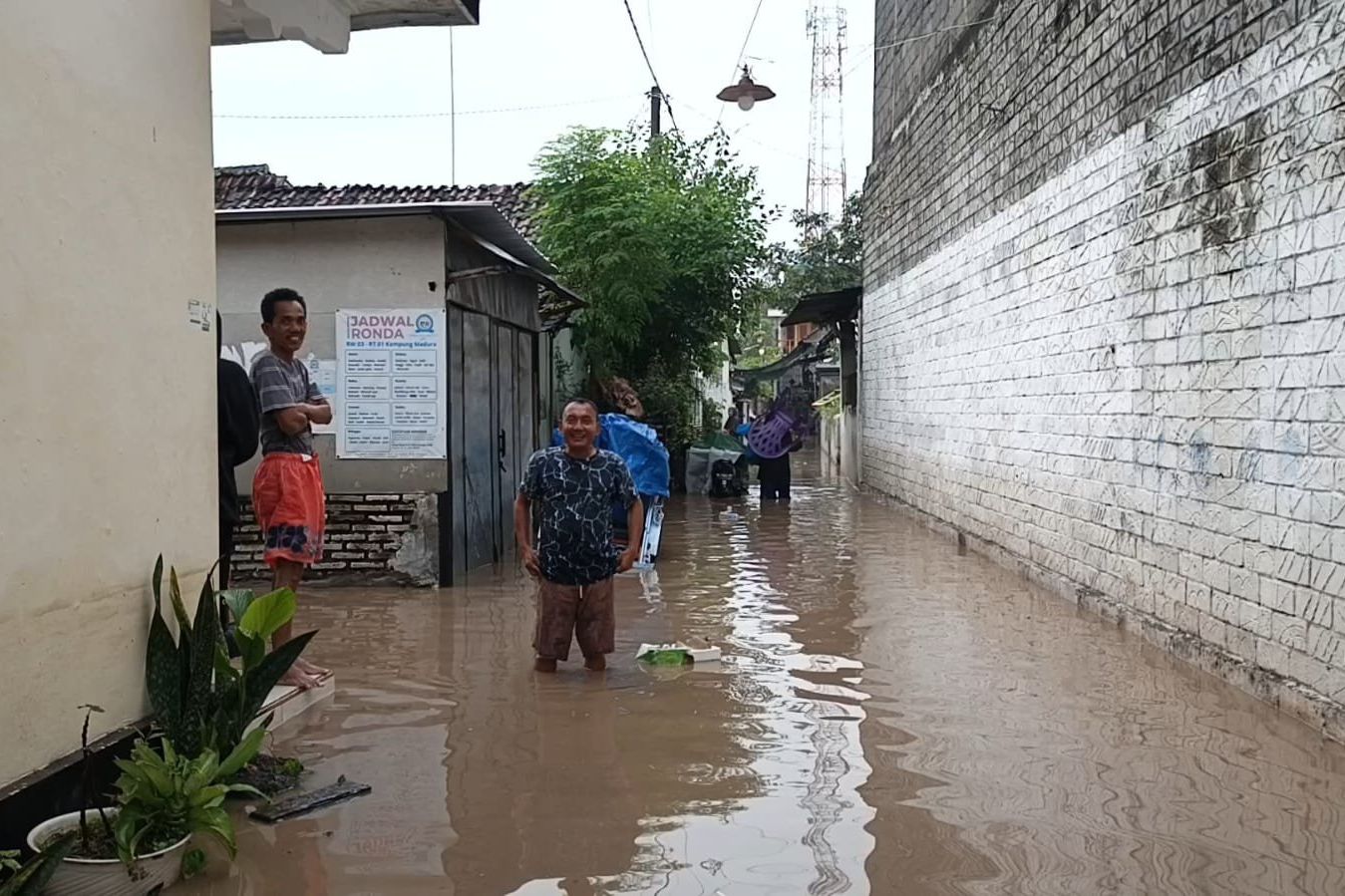 Ratusan KK Terendam di Kraksaan Wetan Probolinggo, Warga Mengungsi ke Tepi Pantura