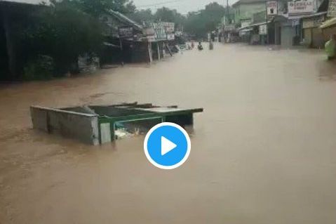 Banjir Hambat Evakuasi Korban Tsunami Selat Sunda