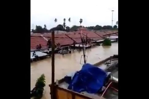 Banjir Sulsel, Warga Naik Atap Rumah Tunggu Evakuasi