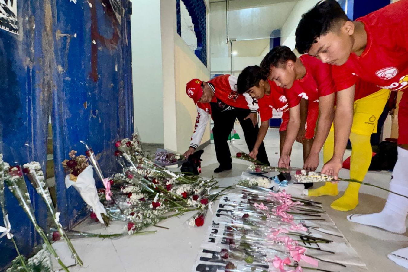 Kenang Tragedi Kanjuruhan, Seleksi Banteng Jatim FC U-17 Diawali Tabur Bunga
