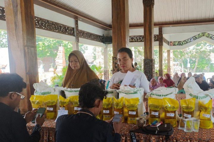 Bantuan Pangan Datang, Beban Belanja Warga Pagerluyung Berkurang