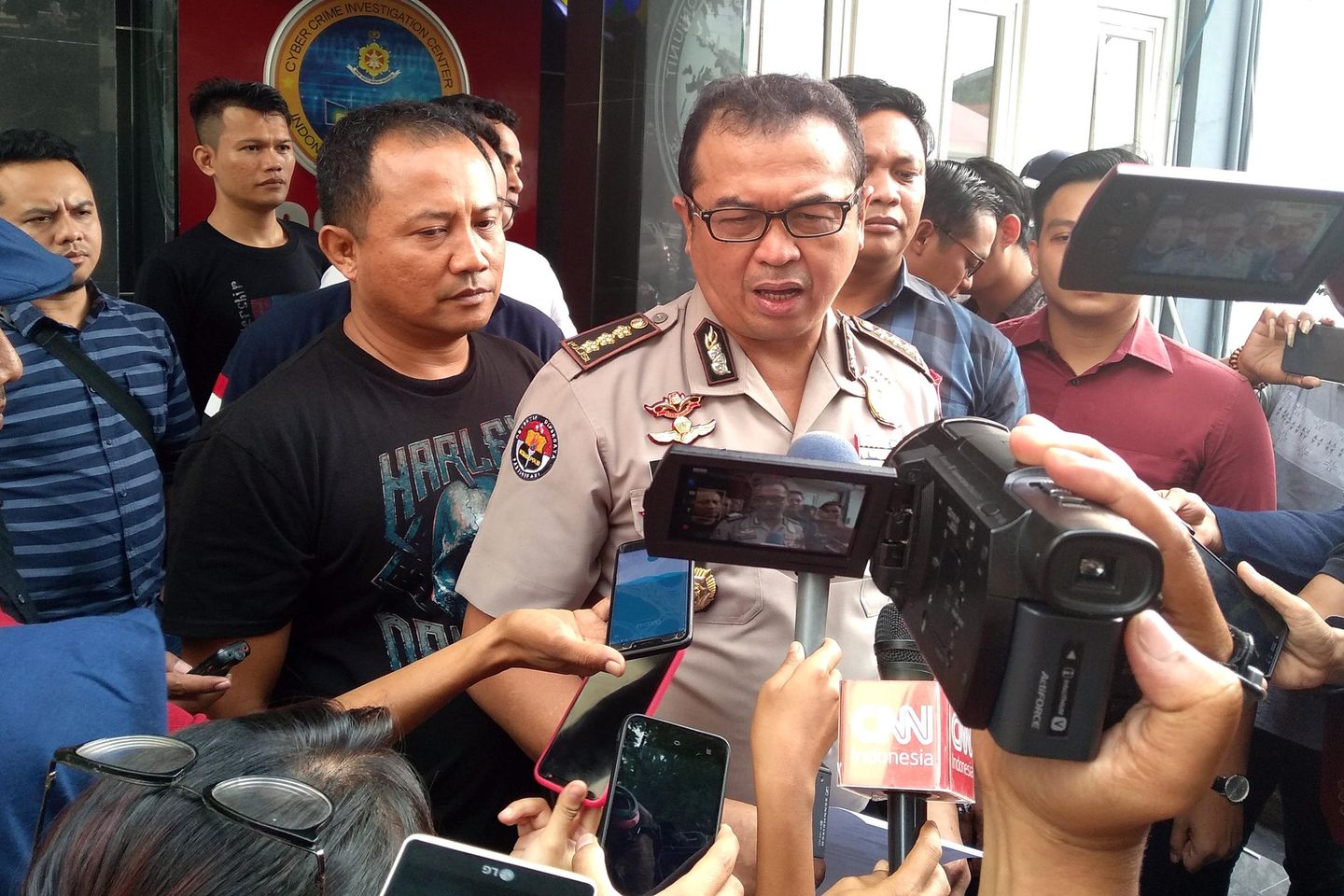 Polda Jatim Buru Dua DPO Muncikari Artis
