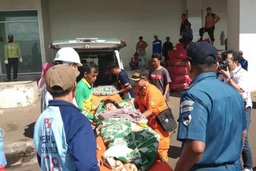 Tim KN SAR Evakuasi Penumpang Kapal di Tanjung Perak