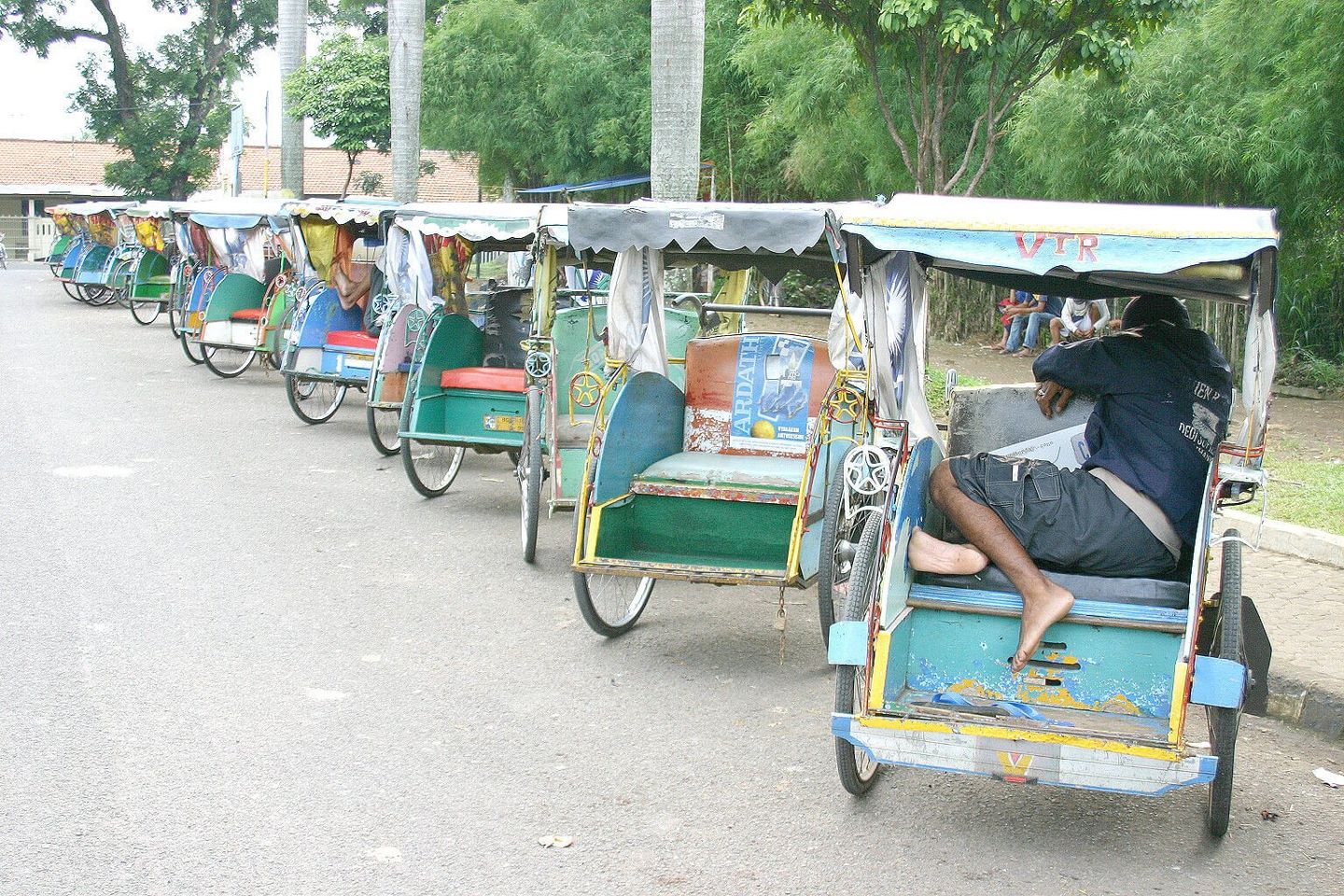 Jelang Lebaran, Tukang Becak Probolinggo Dapat THR Suku Cadang