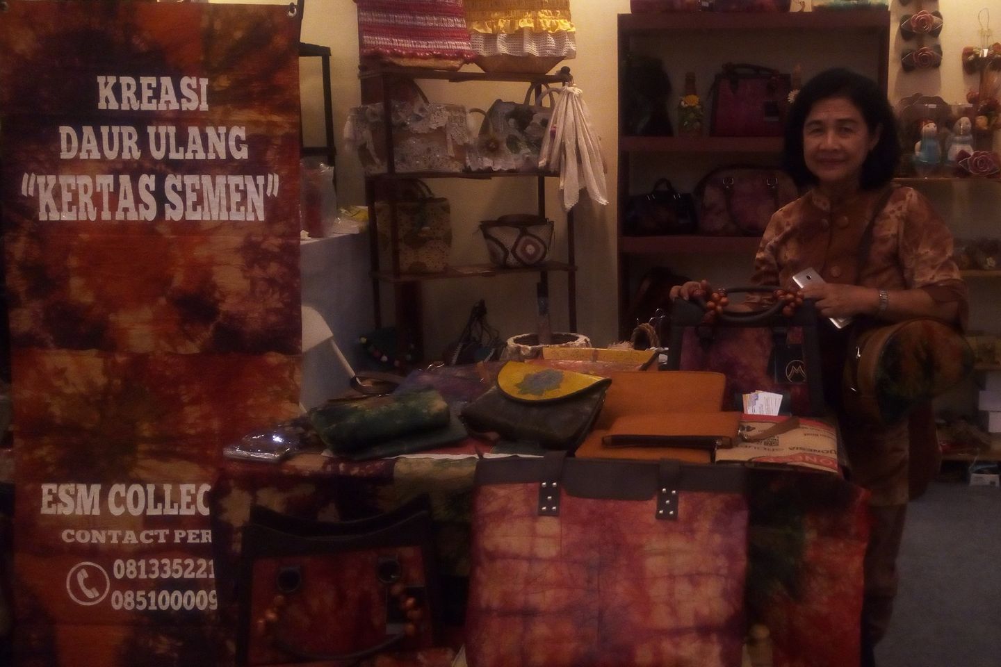 Pesona Tas Berbahan Bekas Kertas Semen