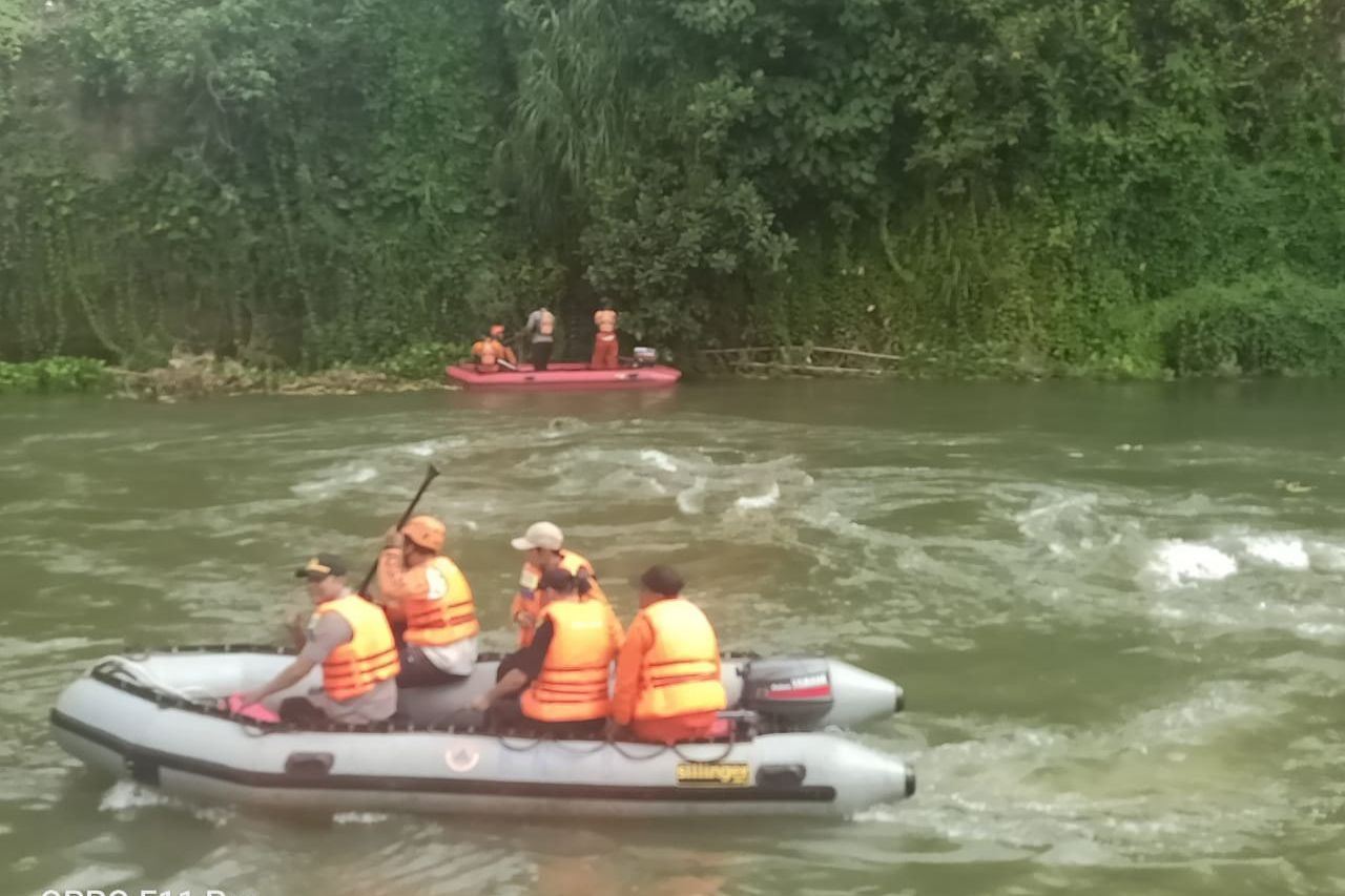 Korban Tenggelam di Sungai Brantas Belum Ditemukan, Tim Gabungan Terus Mencari