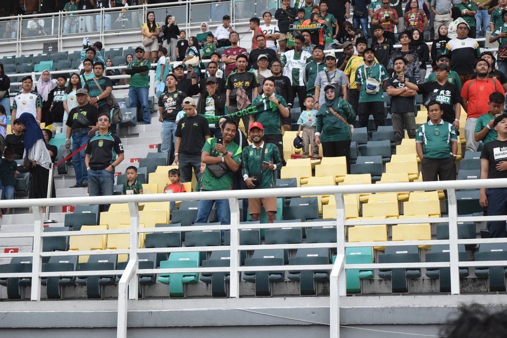 Bonek Galang Donasi Masker saat Persebaya Lawan PSS di GBT