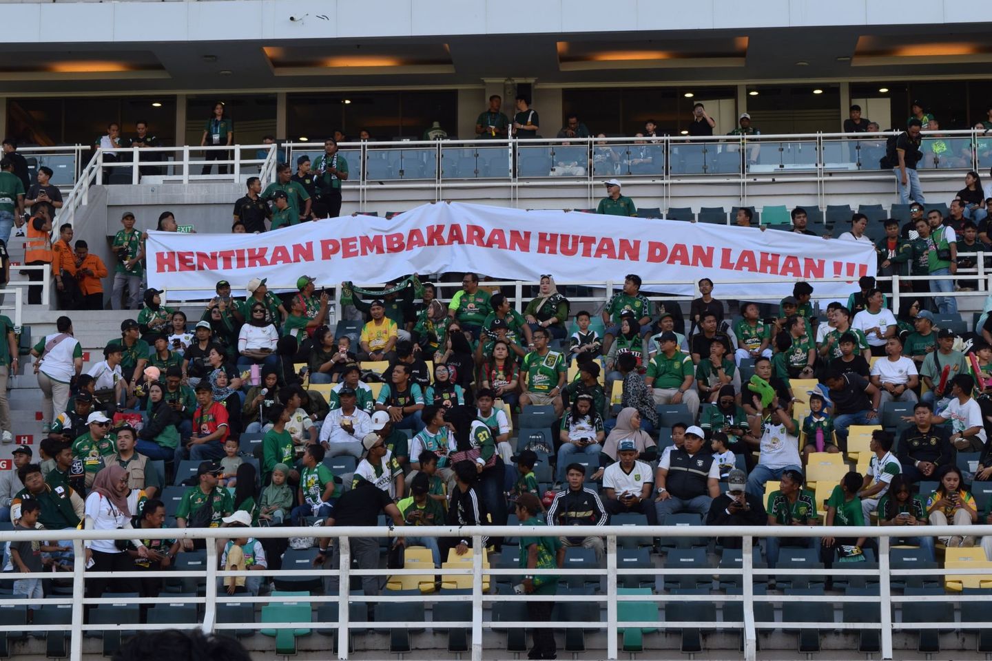 Dari Tribun GBT, Bonek Kirim Pesan Kepedulian untuk Hutan dan Korban Karhutla