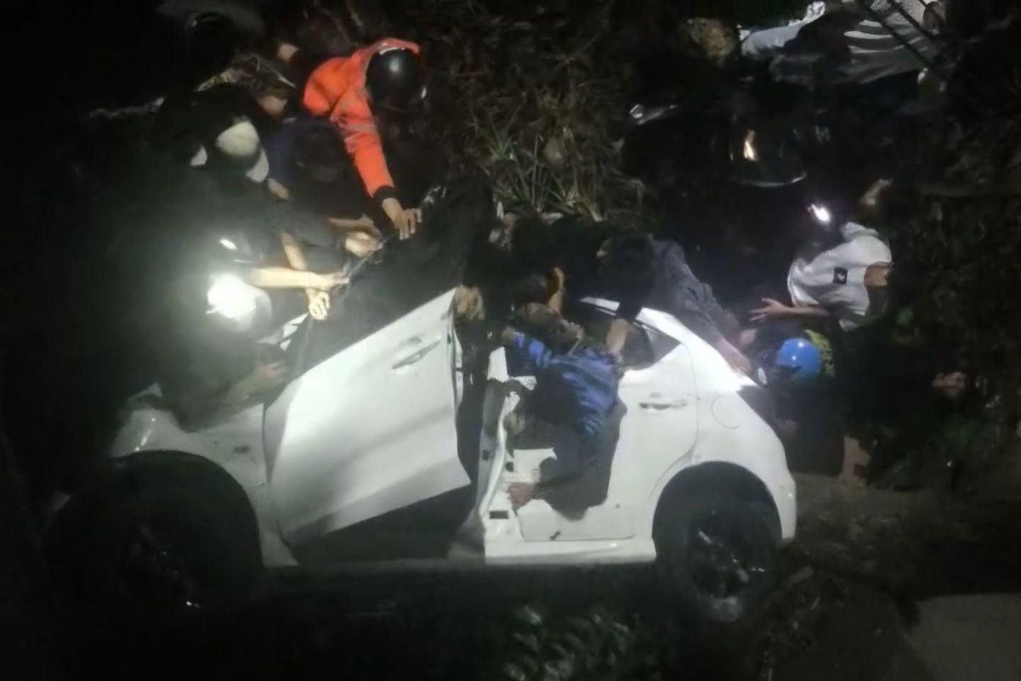 Sopir Diduga Mabuk, Honda Brio Terjun dari Flyover Gubeng Surabaya