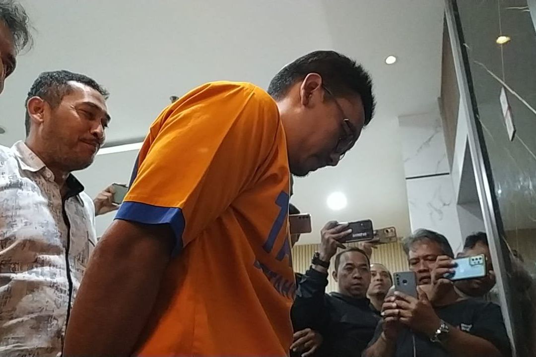 Polisi Tersangka Pembunuh Mahasiswi UMM Tertunduk Lesu saat Digelandang ke Polda Jatim