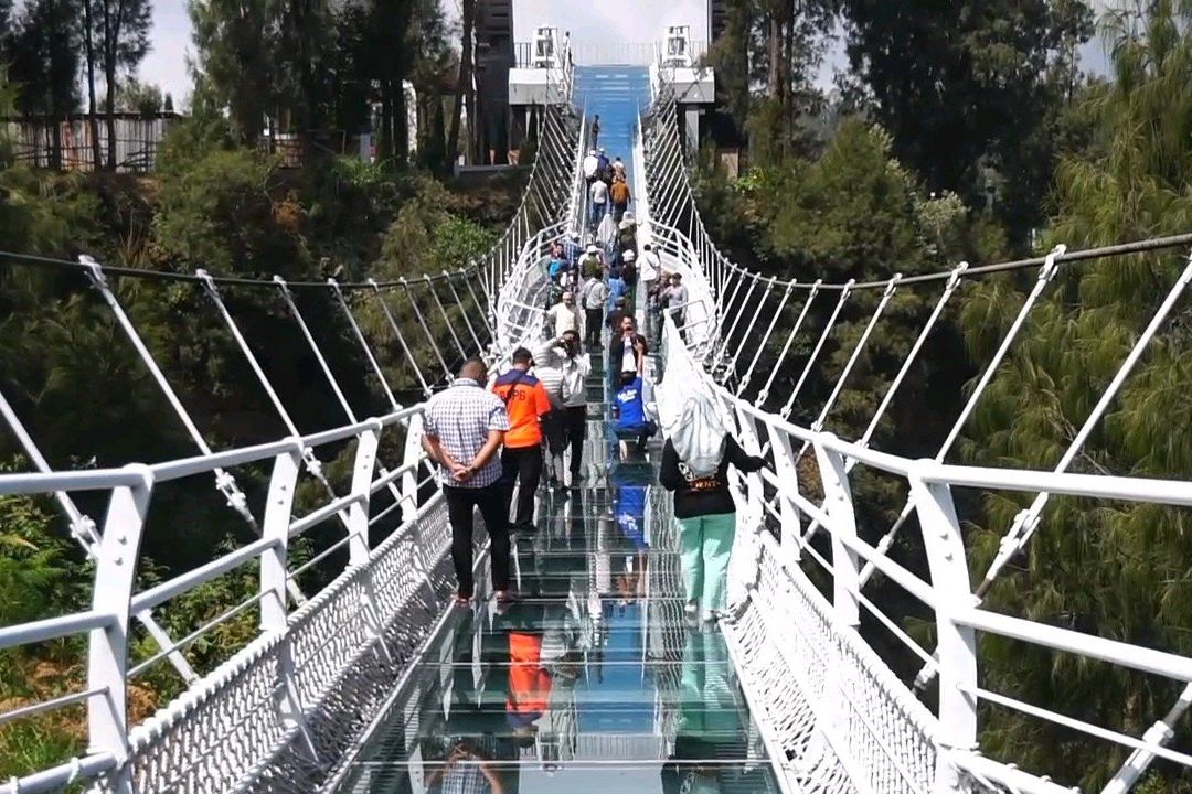 Libur Sekolah, Bromo Sky Bridge Langsung Diserbu Wisatawan