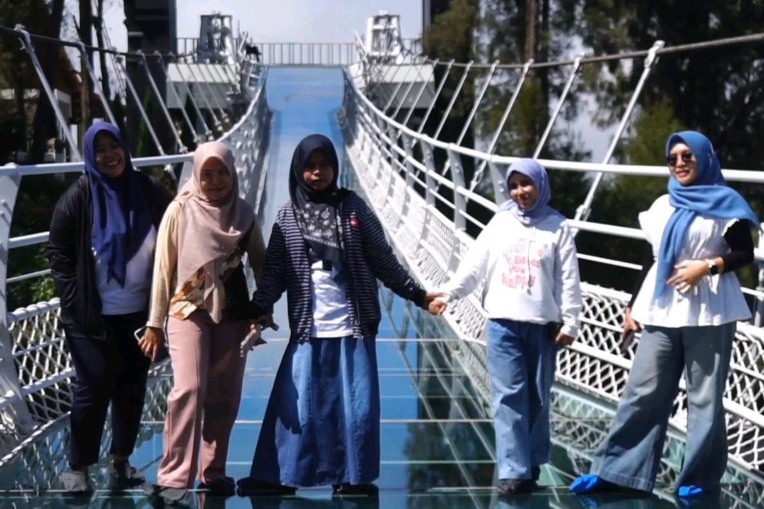 Pengunjung Bromo Sky Bridge Dibatasi 40 Orang, Ini Harga Tiketnya