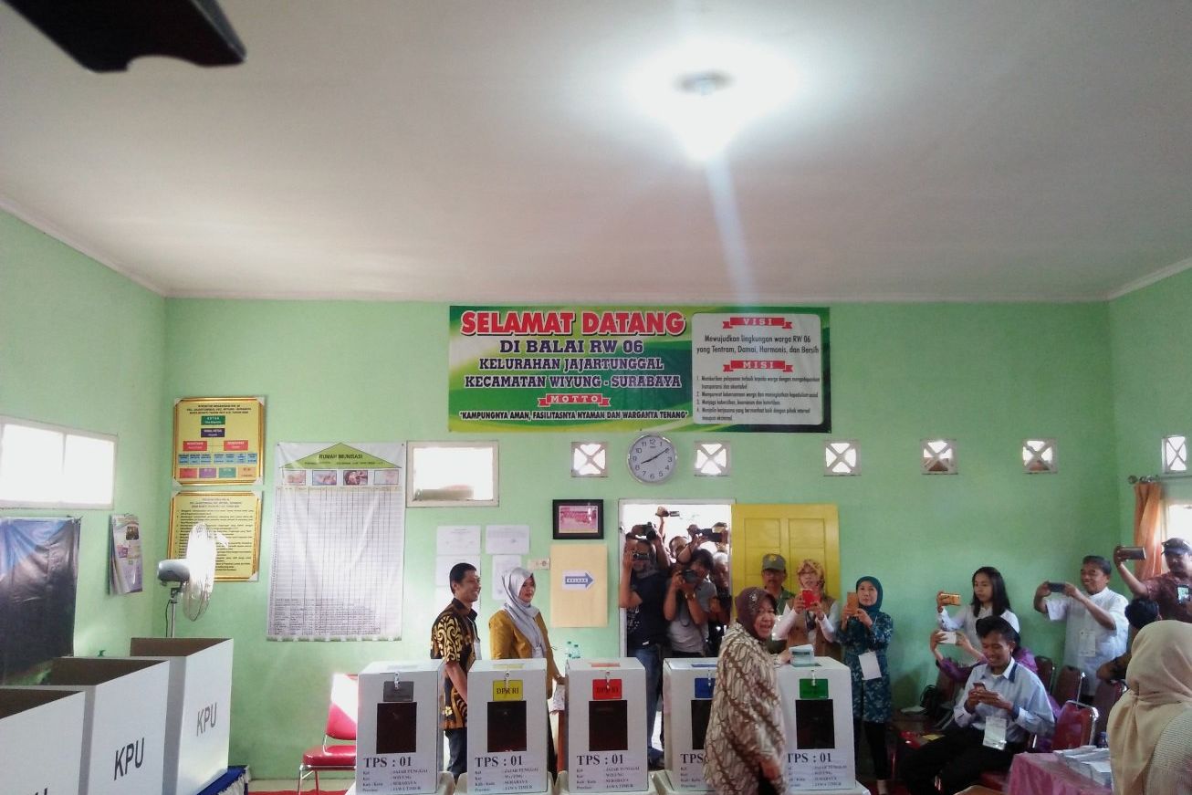 Risma Instruksikan Lurah Sediakan Tenda Cadangan untuk Antisipasi Hujan