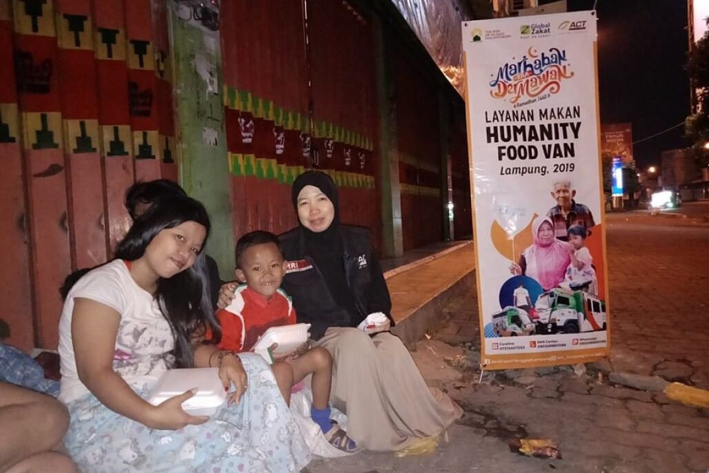 Sahur Bareng Pemulung di Emperan Toko Kota Bandar Lampung