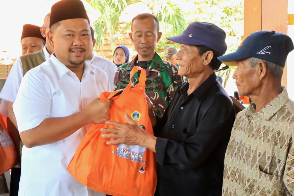 Hadapi Kekeringan, Bupati Yani Salurkan Bansos untuk 1.177 Petani Gagal Panen