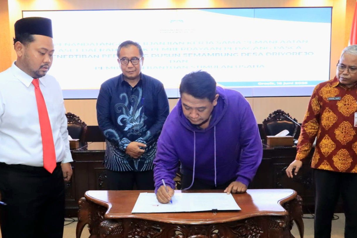 Bupati Yani Serahkan Bantuan Stimulan dan Lahan Relokasi bagi PKL Semambung