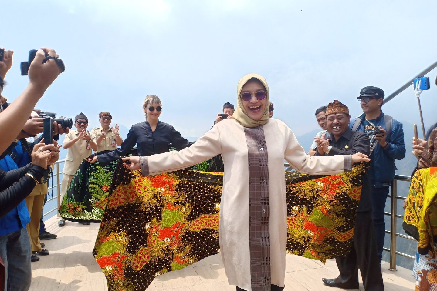 Bupati Probolinggo Jadi Model Dadakan