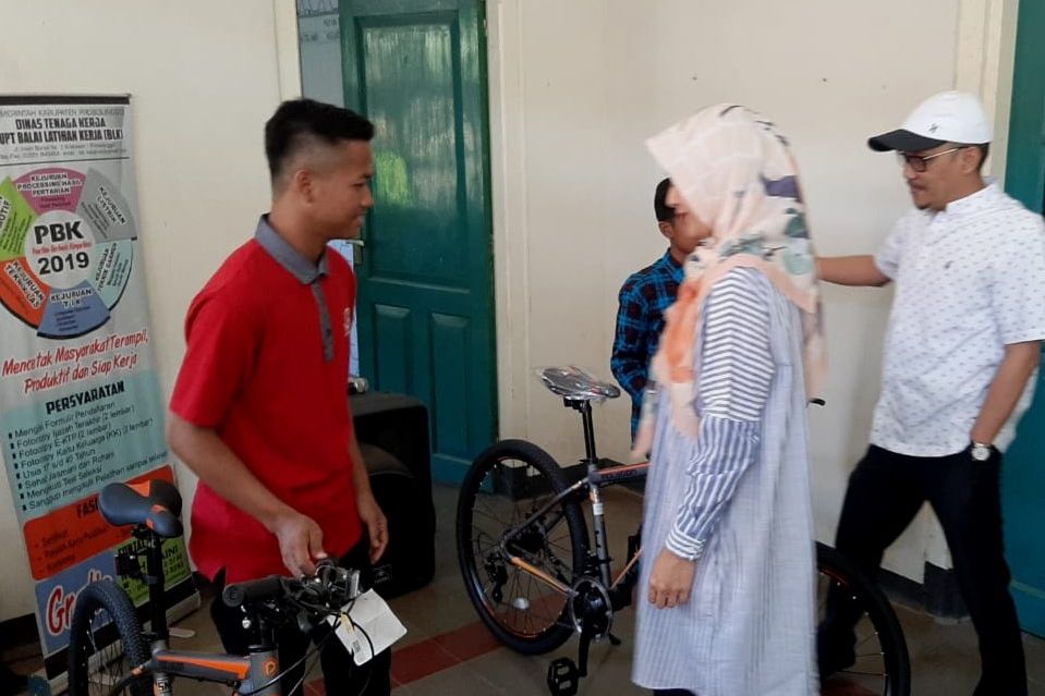 Bupati Probolinggo Ganjar Sepeda Dua Pelajar Heroik