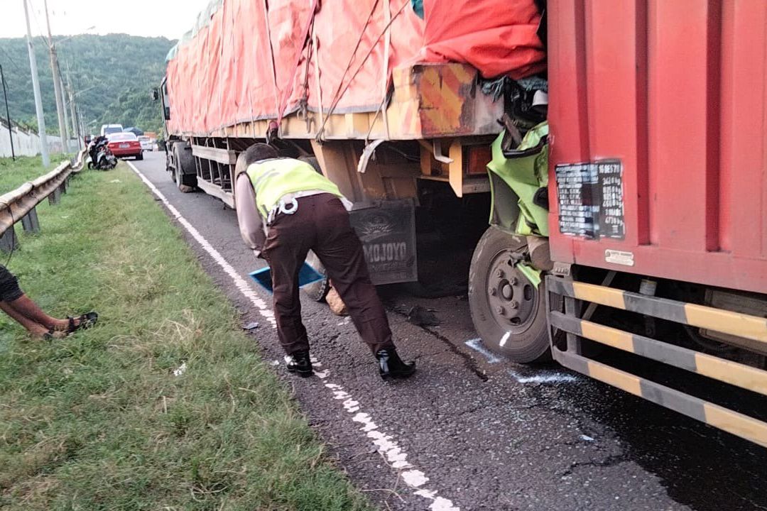 Mobil Boks Tabrak Truk Traktor di Jalur Pantura PLTU Paiton, Sopir Tewas