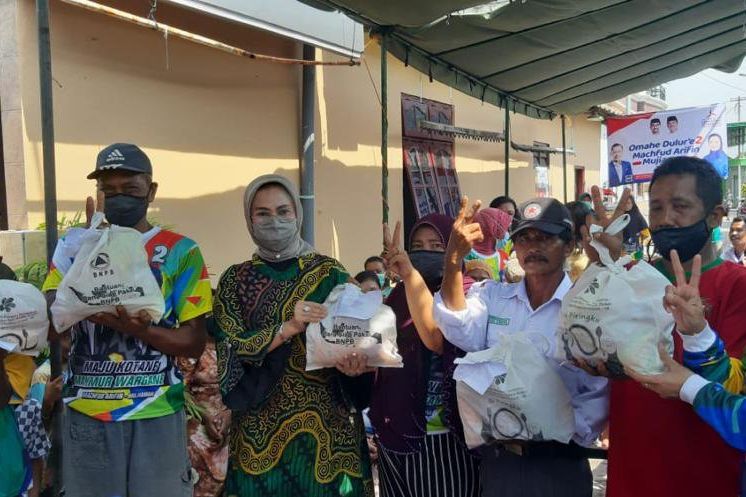 Ketua Demokrat Bagikan Bantuan BNPB untuk Kampanye Machfud Arifin di Pilkada Surabaya