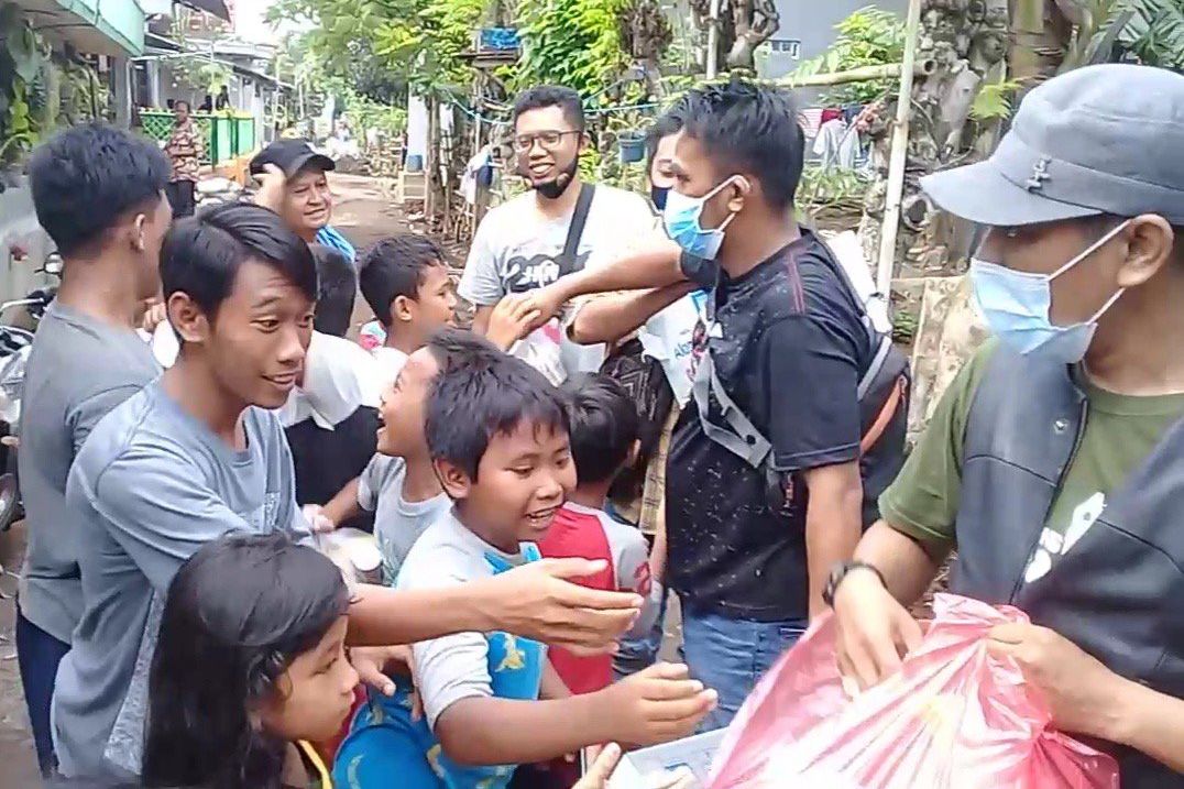 Suka Cita Anak-anak Korban Banjir Saat Dapat Makanan Ringan dari Wartawan