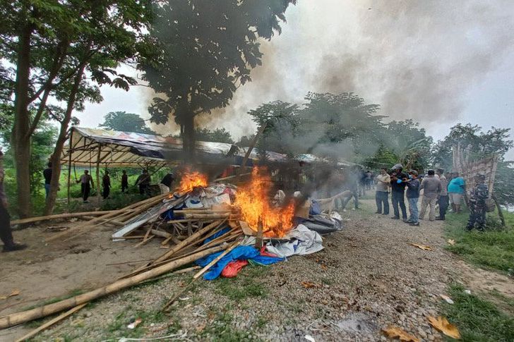 Arena Judi Omset Puluhan Juta di Desa Watukenongo Dibakar Petugas