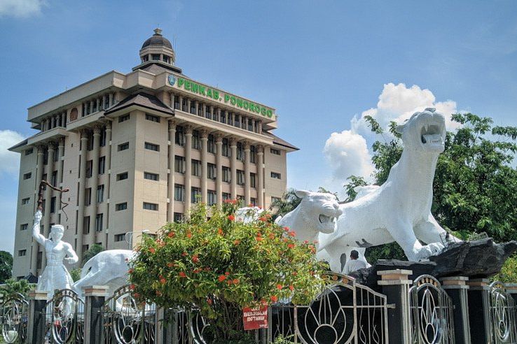 Sejumlah Patung di Ponorogo Berubah Warna Menjadi Putih, Ini Kata Bupati