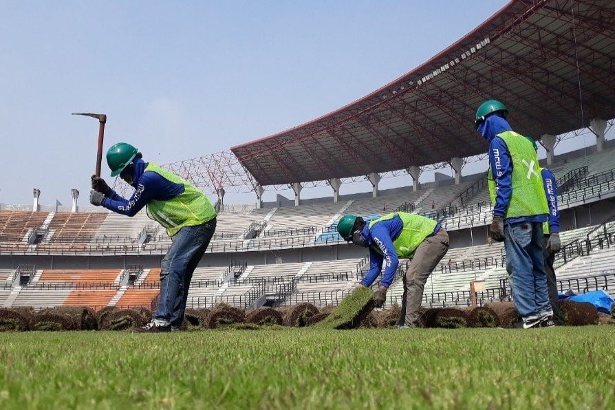 Pengupasan Rumput dan Pemasangan Tempat Duduk Stadion GBT Dikebut
